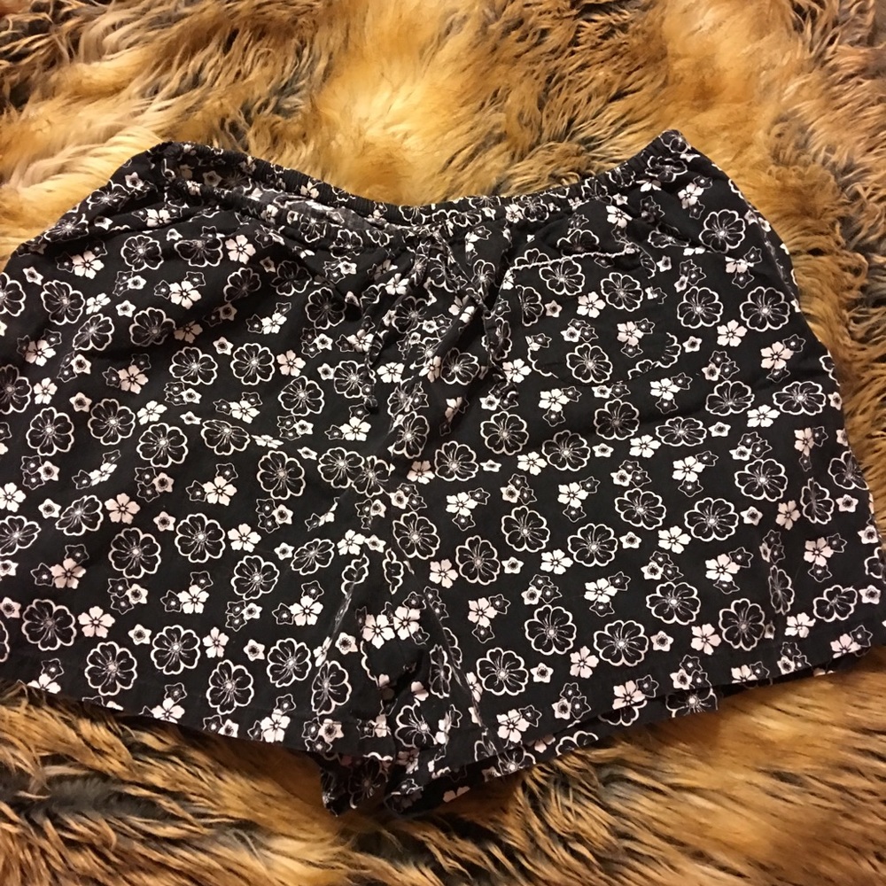 Secret Treasures black and white floral shorts